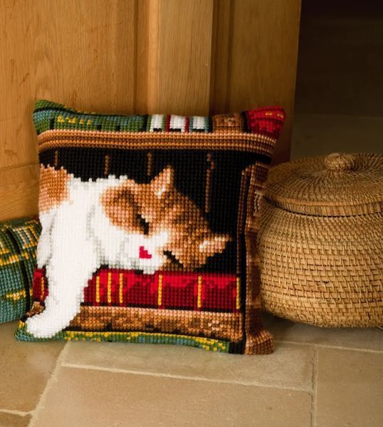 PN-0146409 Набір для вишивання хрестом (подушка) Vervaco Cat sleeping on bookshelf "Кіт, що спить на книжковій полиці" 1066465 фото
