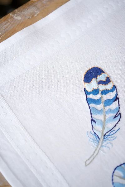 PN-0165882 Набір для вишивання гладдю (доріжка на стіл) Vervaco Blue feathers "Блакитні пір'я" 1066440 фото